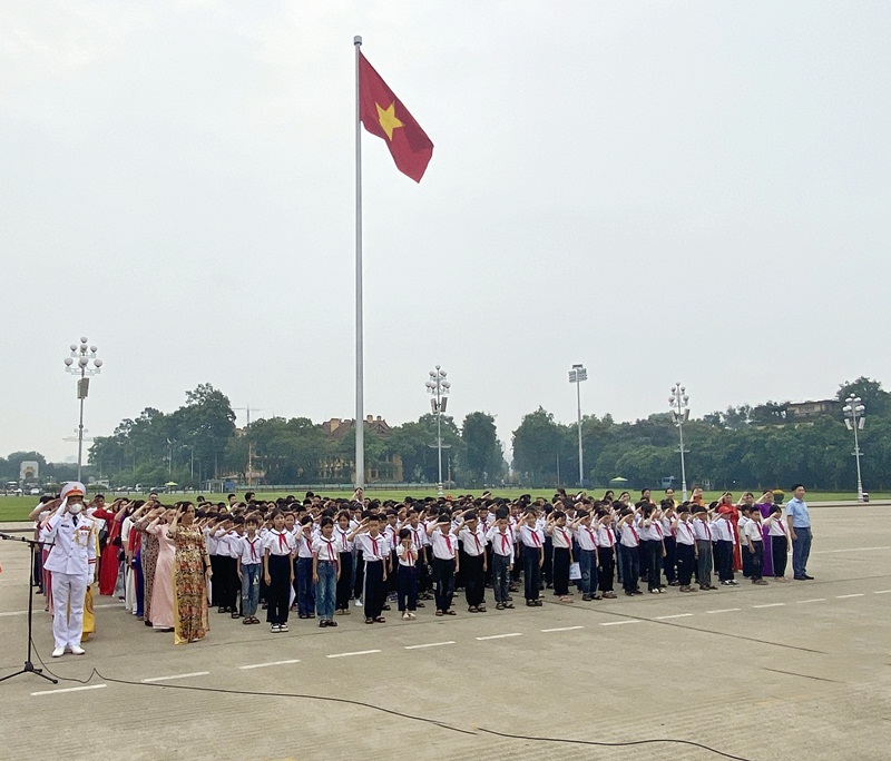 Trường Tiểu học Tân Tiến báo công tại khu di tích Lăng Chủ tịch Hồ Chí Minh