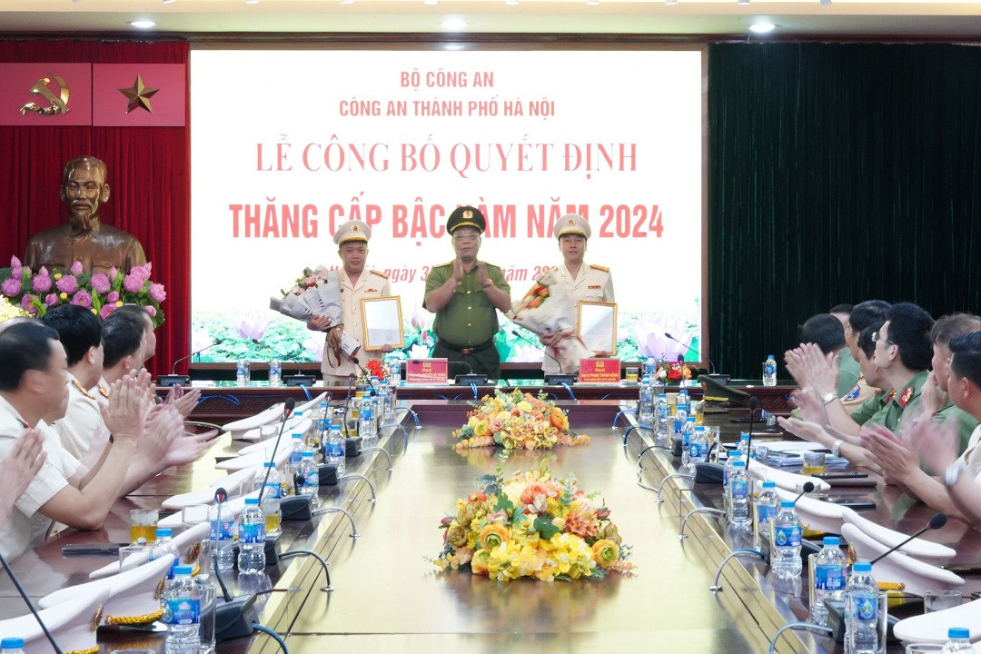 Công an thành phố Hà Nội tổ chức lễ trao quyết định thăng cấp bậc hàm, nâng lương năm 2024