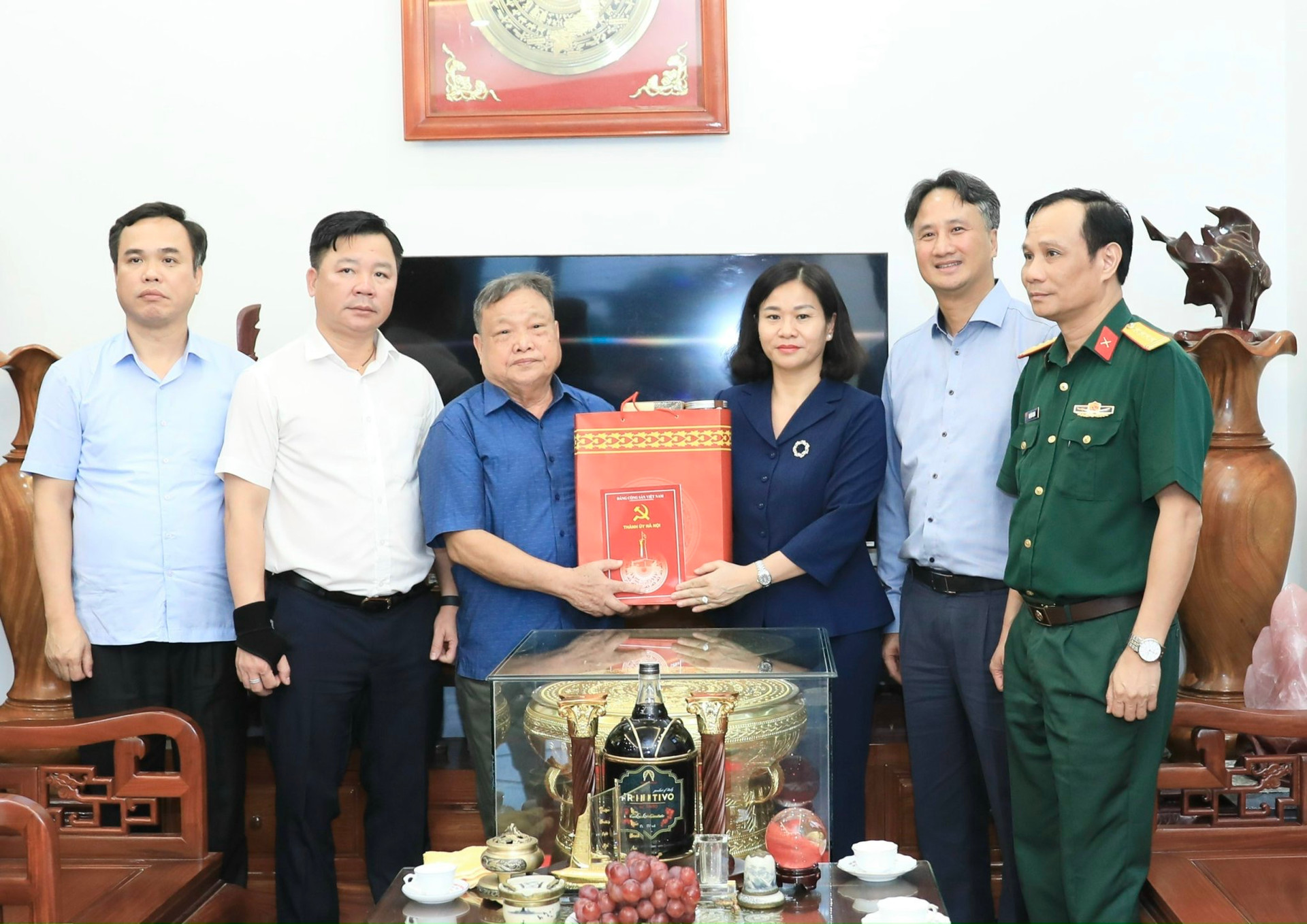 Phó Bí thư Thường trực Thành ủy thăm động viên thương, bệnh binh, gia đình chính sách
