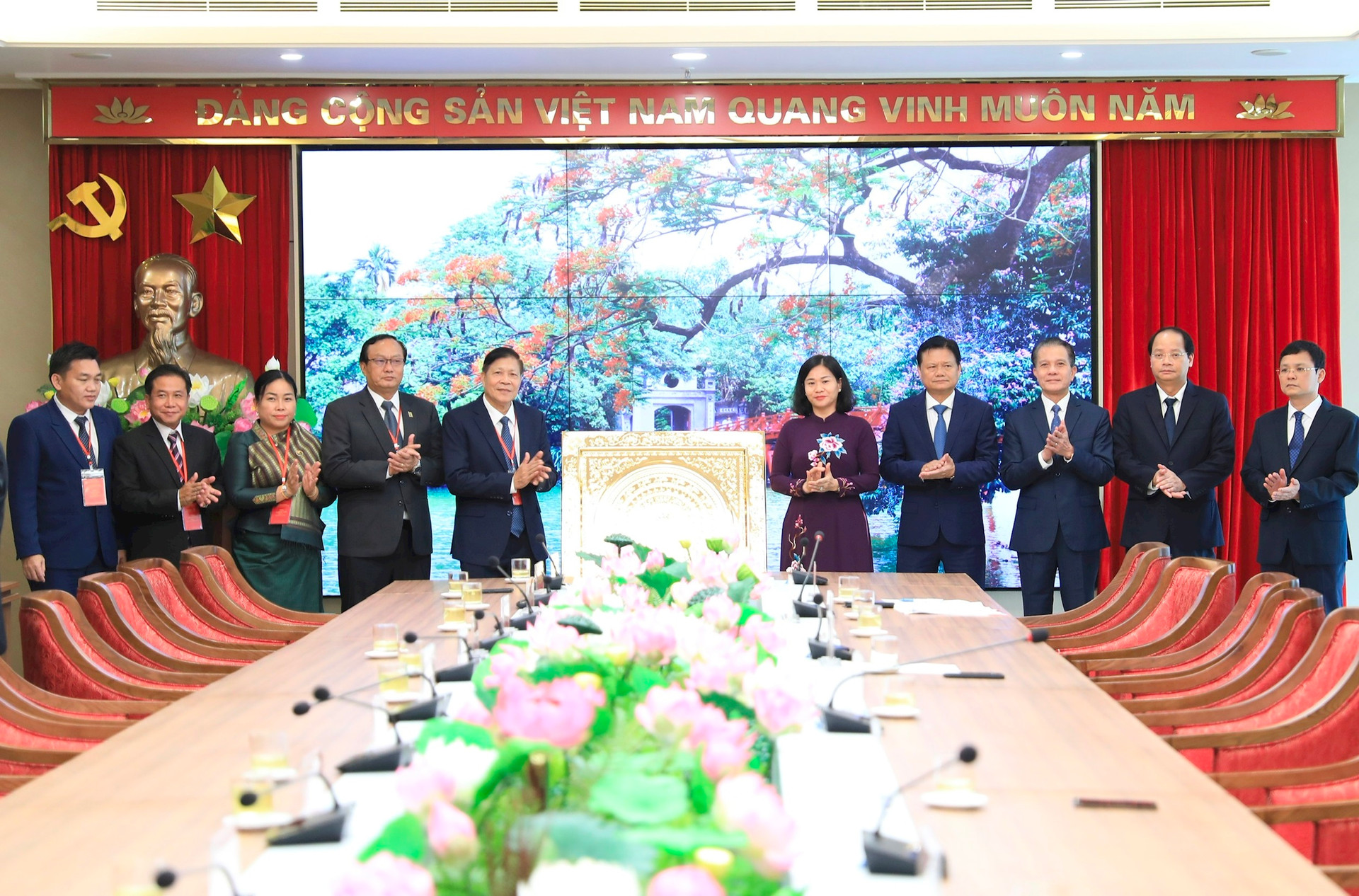 Tiếp tục vun đắp tình hữu nghị muôn đời giữa Đảng, Nhà nước và nhân dân Việt Nam - Lào