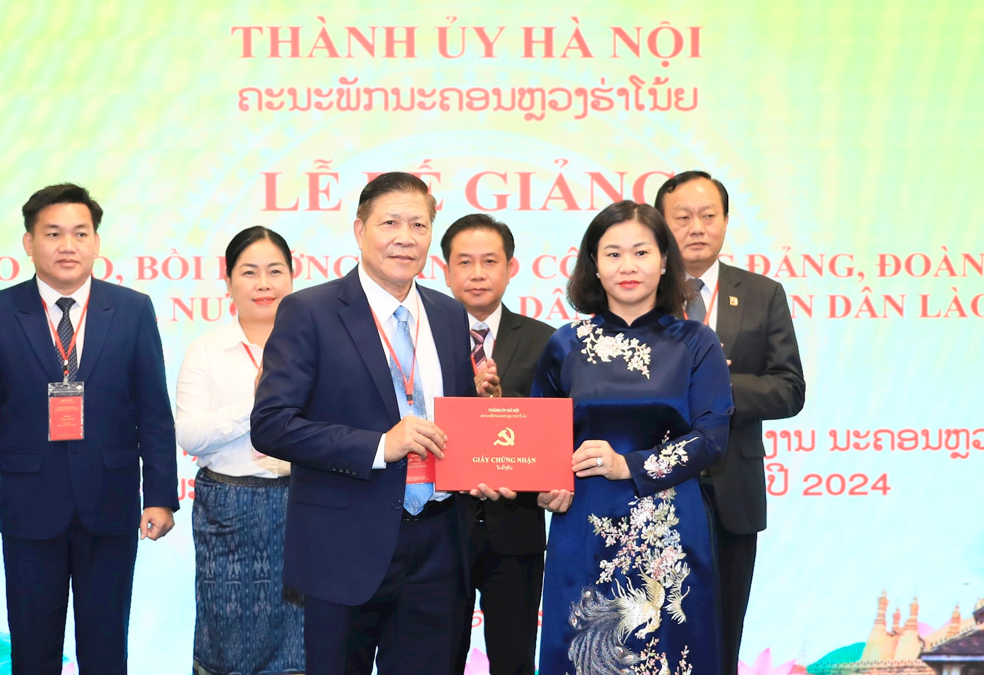 Thành ủy Hà Nội bế giảng lớp bồi dưỡng cho cán bộ Thủ đô Viêng Chăn