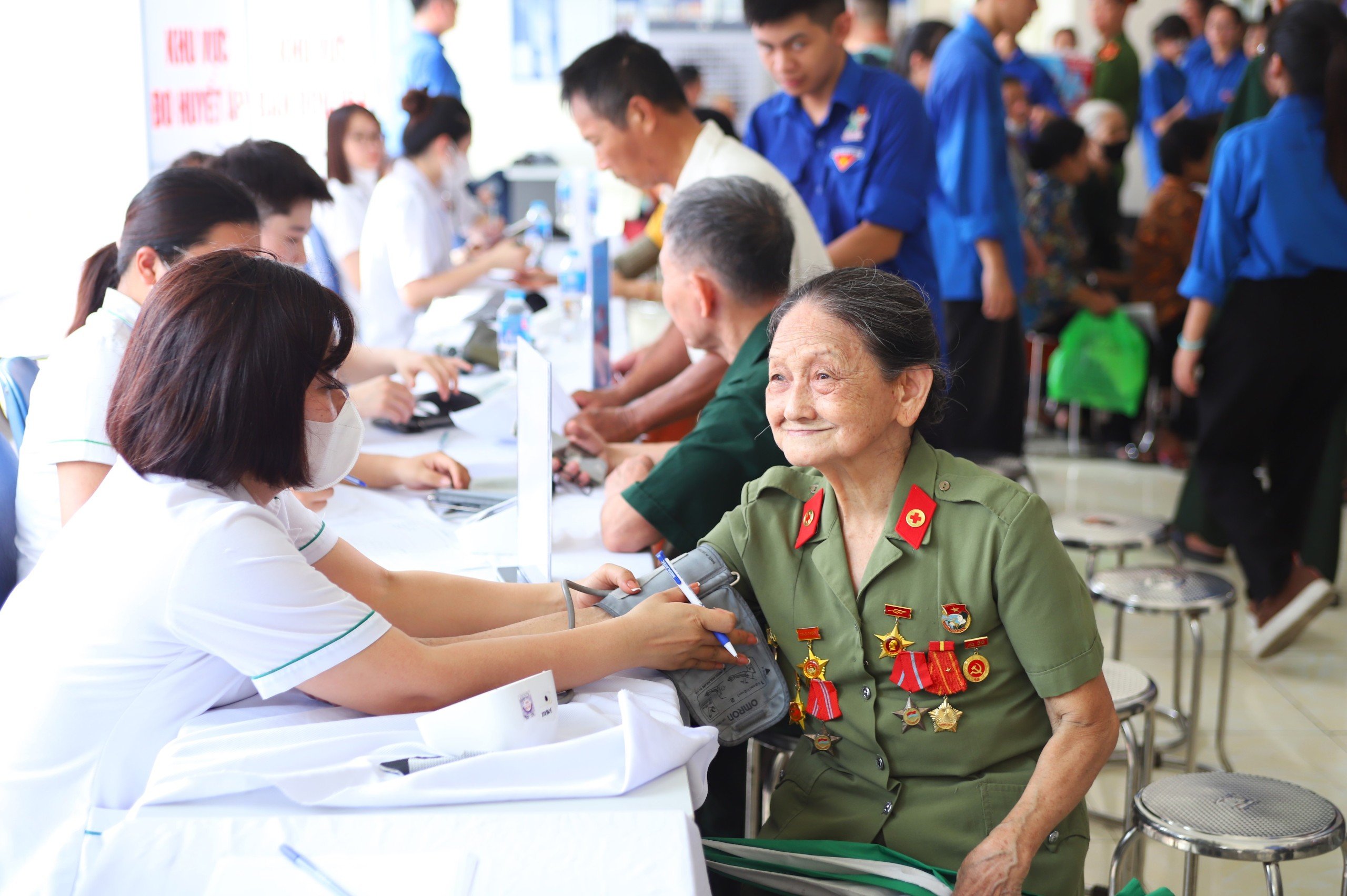 Xung kích, tình nguyện hỗ trợ, chăm lo sức khỏe người dân