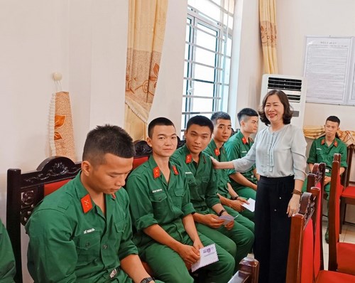 Thị xã Sơn Tây ấp áp tình quân dân: Thăm, tặng quà tân binh đang huấn luyện