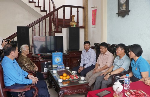 Công đoàn hỗ trợ gia đình công nhân tử vong vì tai nạn lao động