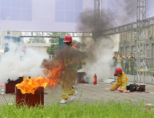 Thị xã Sơn Tây: "Tổ liên gia an toàn phòng cháy chữa cháy" tranh tài sôi nổi trong Hội thi nghiệp vụ chữa cháy và cứu nạn, cứu hộ