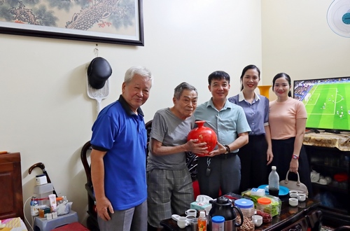 Phó Chủ tịch UBND thị xã Sơn Tây thăm, tặng quà các gia đình chiến sĩ Điện Biên