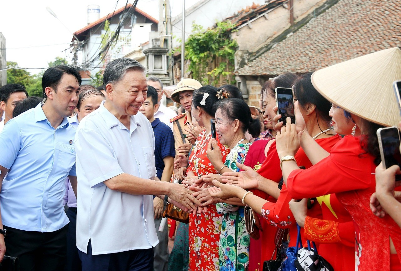 Chủ tịch nước Tô Lâm thăm, tặng quà gia đình chính sách xã Đường Lâm, thị xã Sơn Tây
