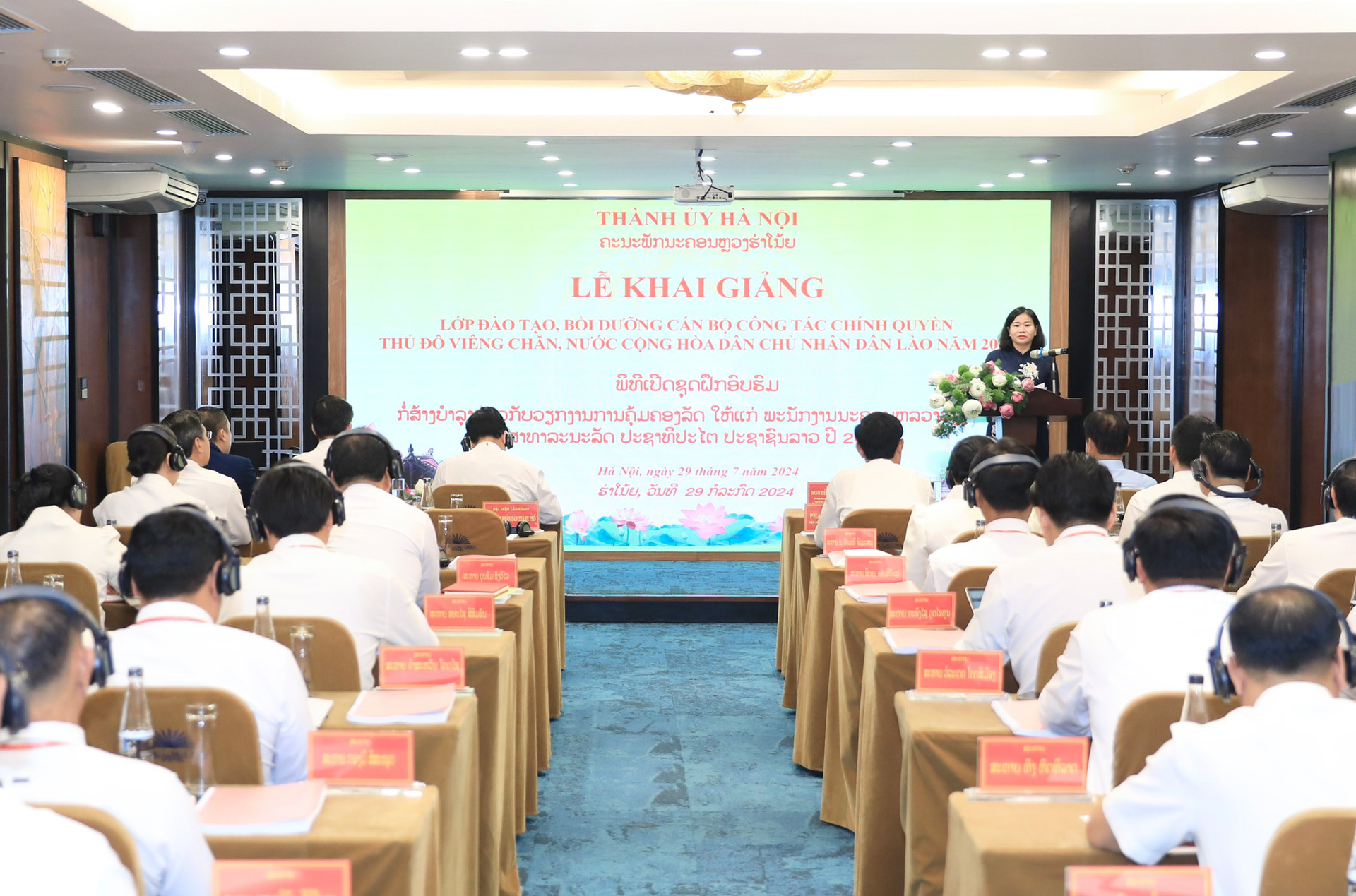 Phó Bí thư Thường trực Thành ủy Nguyễn Thị Tuyến dự lễ khai giảng lớp đào tạo cho cán bộ Thủ đô Viêng Chăn
