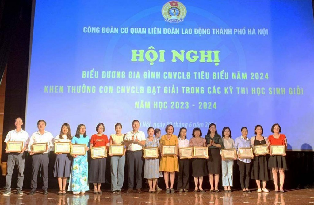 Công đoàn Cơ quan LĐLĐ thành phố Hà Nội tôn vinh gia đình CNVCLĐ tiêu biểu và thế hệ trẻ tài năng