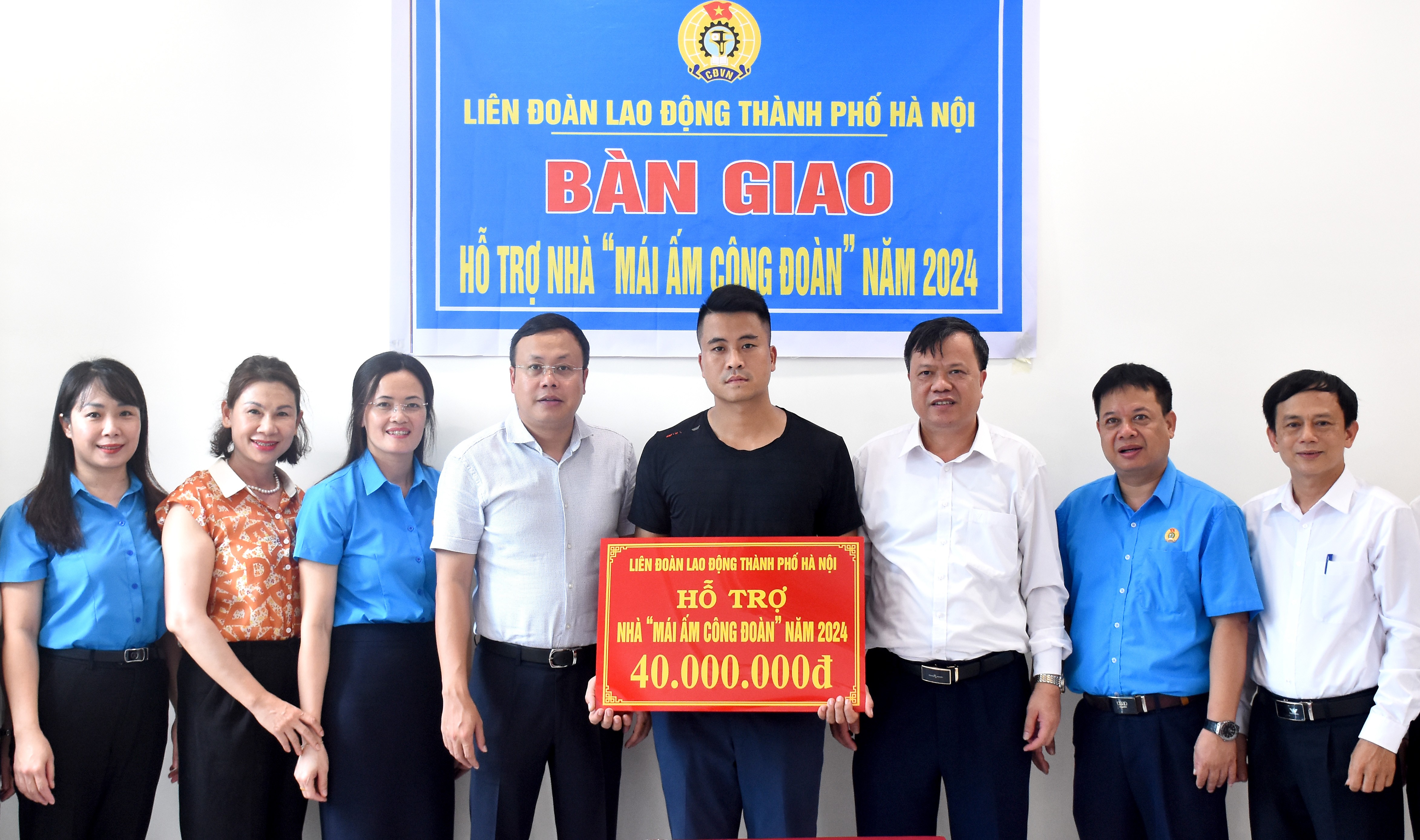 Liên đoàn Lao động thành phố Hà Nội trao "Mái ấm Công đoàn" cho đoàn viên có hoàn cảnh khó khăn
