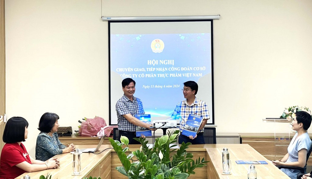 Lễ bàn giao Công đoàn Công ty Cổ phần Thực phẩm Việt Nam từ Liên đoàn Lao động quận Long Biên sang Liên đoàn Lao động huyện Gia Lâm