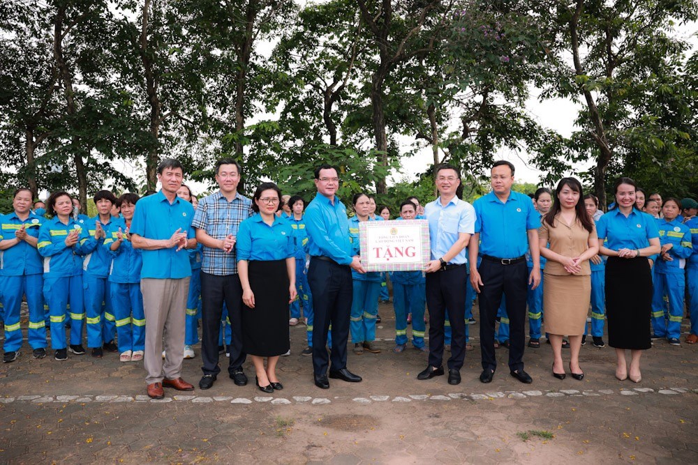 Chủ tịch Tổng Liên đoàn Lao động Việt Nam thăm, tặng quà công nhân môi trường Thủ đô: Lắng nghe những tâm tư, nguyện vọng của công nhân