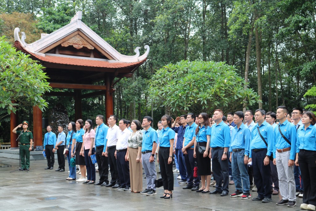 Công nhân giỏi các khu công nghiệp và chế xuất Hà Nội báo công dâng Bác
