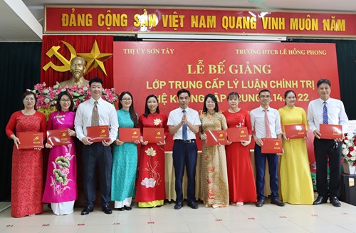 Lớp Trung cấp lý luận chính trị K14A-22: Thành công rực rỡ sau 2 năm học tập