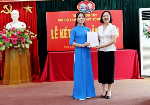 Ba học sinh trường THPT Tùng Thiện vinh dự kết nạp Đảng