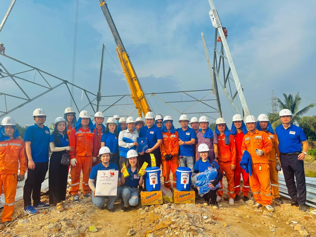 Thợ điện Thủ đô nỗ lực không ngừng vì dòng điện thông suốt