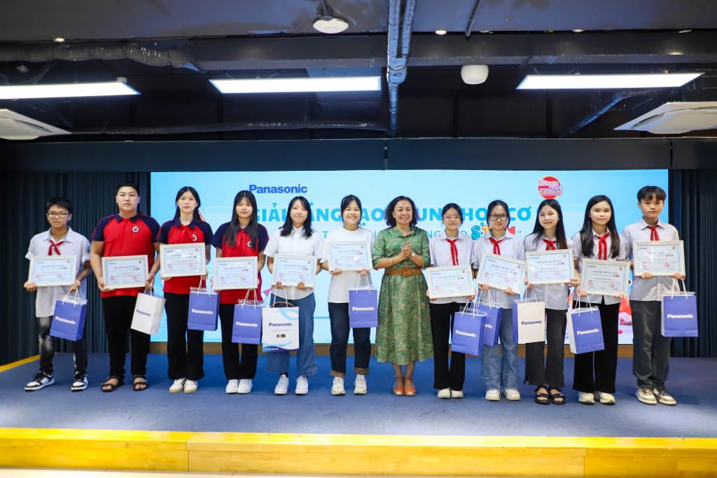 Trao giải cuộc thi "Cùng em sáng tạo STEM"