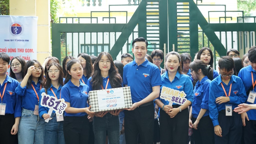 Tiếp sức sĩ tử tại trường THPT Phan Đình Phùng