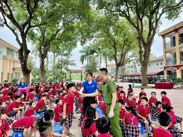 Học sinh hào hứng tham gia hoạt động ngoại khóa về phòng cháy chữa cháy