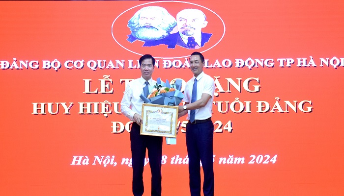 Đồng chí Nguyễn Huy Khánh vinh dự được nhận Huy hiệu 30 năm tuổi Đảng: Ghi nhận sự cống hiến