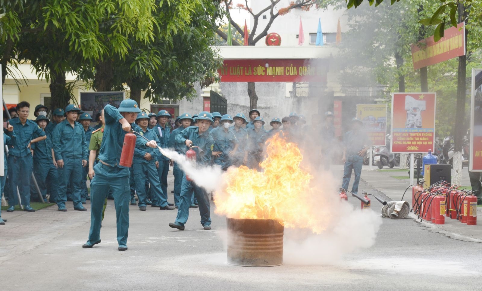 Hoàng Mai huấn luyện Đội xung kích làm nhiệm vụ tìm kiếm cứu nạn