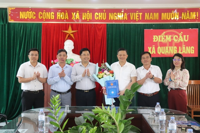 Hai tân Chủ tịch UBND xã Quang Lãng và xã Tri Thuỷ (huyện Phú Xuyên) nhận nhiệm vụ