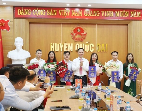 UBND huyện Quốc Oai tổ chức trao quyết định bổ nhiệm lại cán bộ quản lý