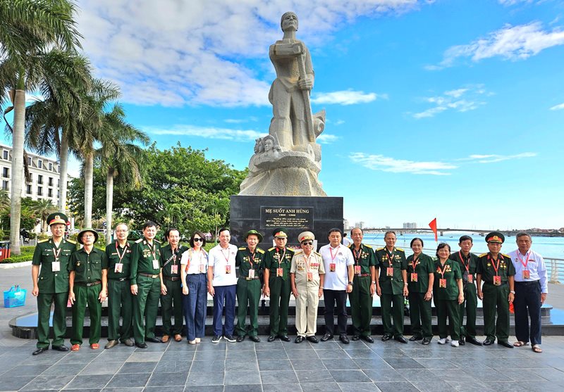Hành trình “về nguồn” ý nghĩa của Đoàn đại biểu Người có công với cách mạng quận Long Biên 