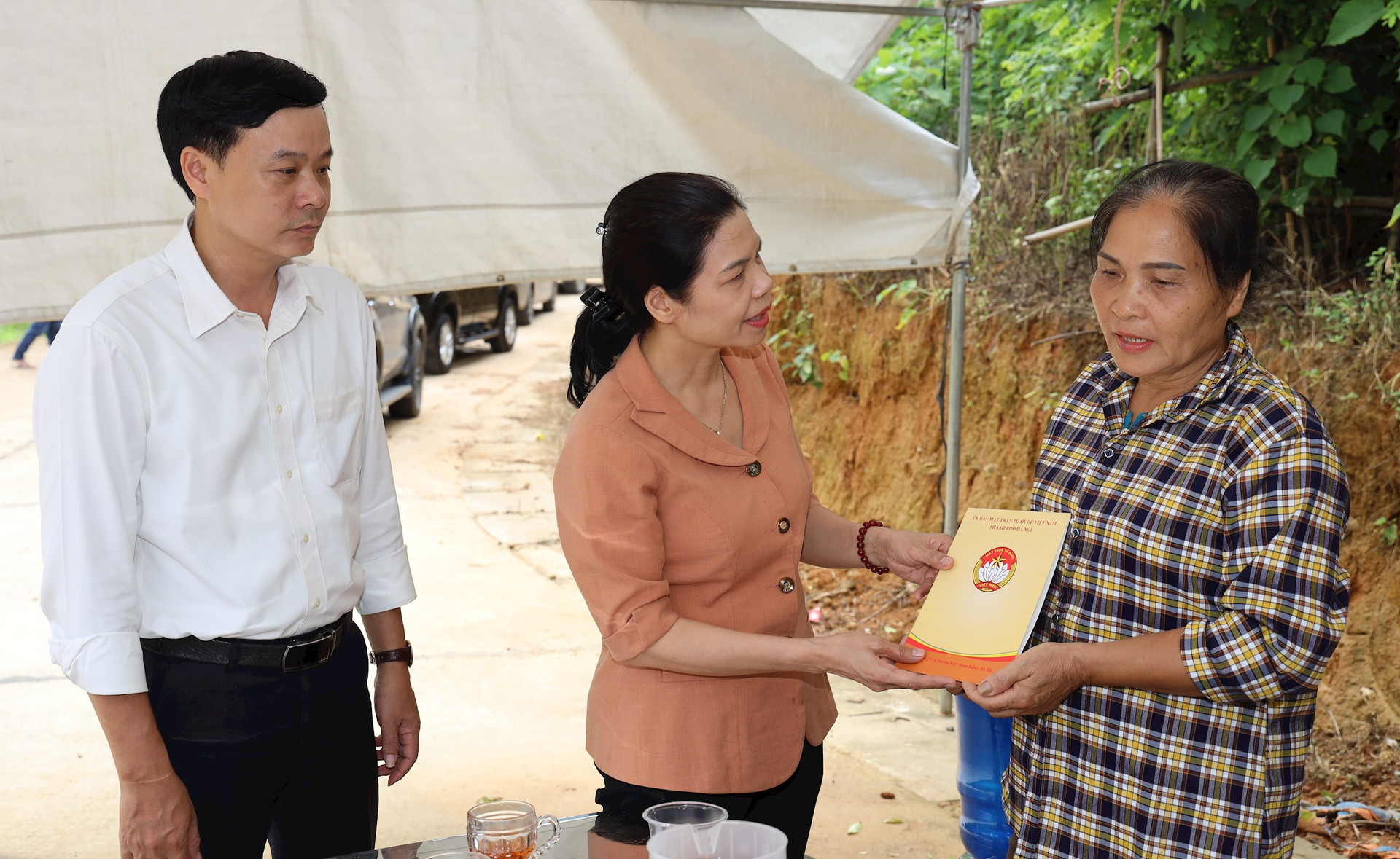 Thành phố Hà Nội chia sẻ khó khăn với người dân Quốc Oai