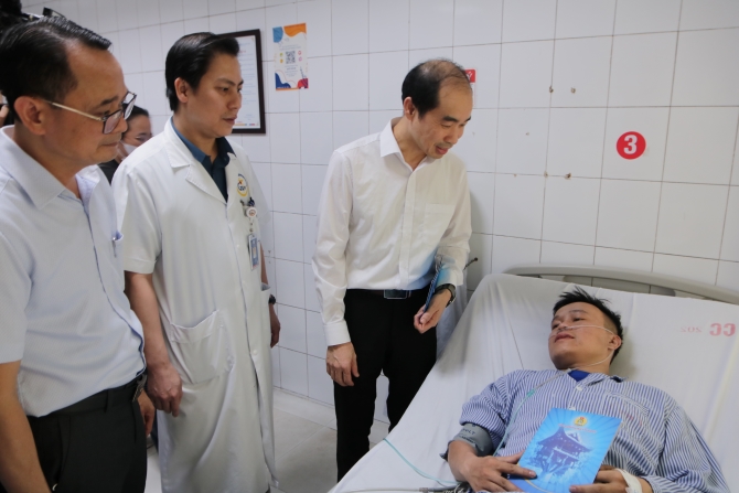 Lãnh đạo Sở Y tế Hà Nội thăm hỏi và động viên nạn nhân vụ cháy tại phường Trung Hoà, quận Cầu Giấy