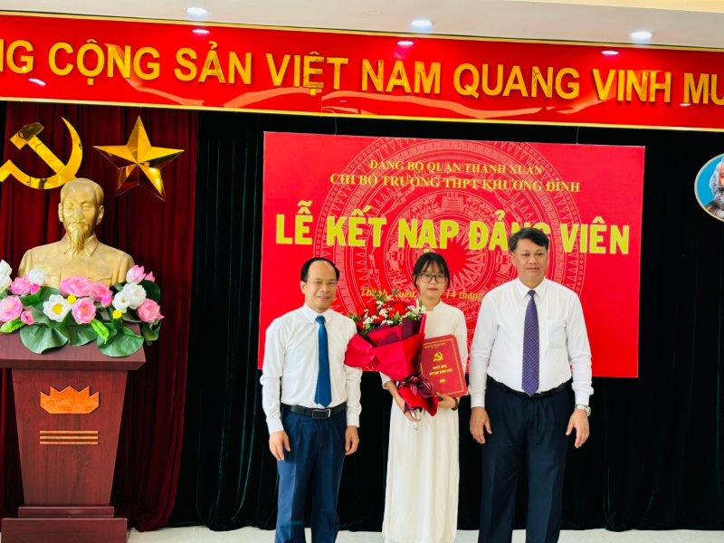 Lễ kết nạp Đảng viên mới tại Trường THPT Khương Đình