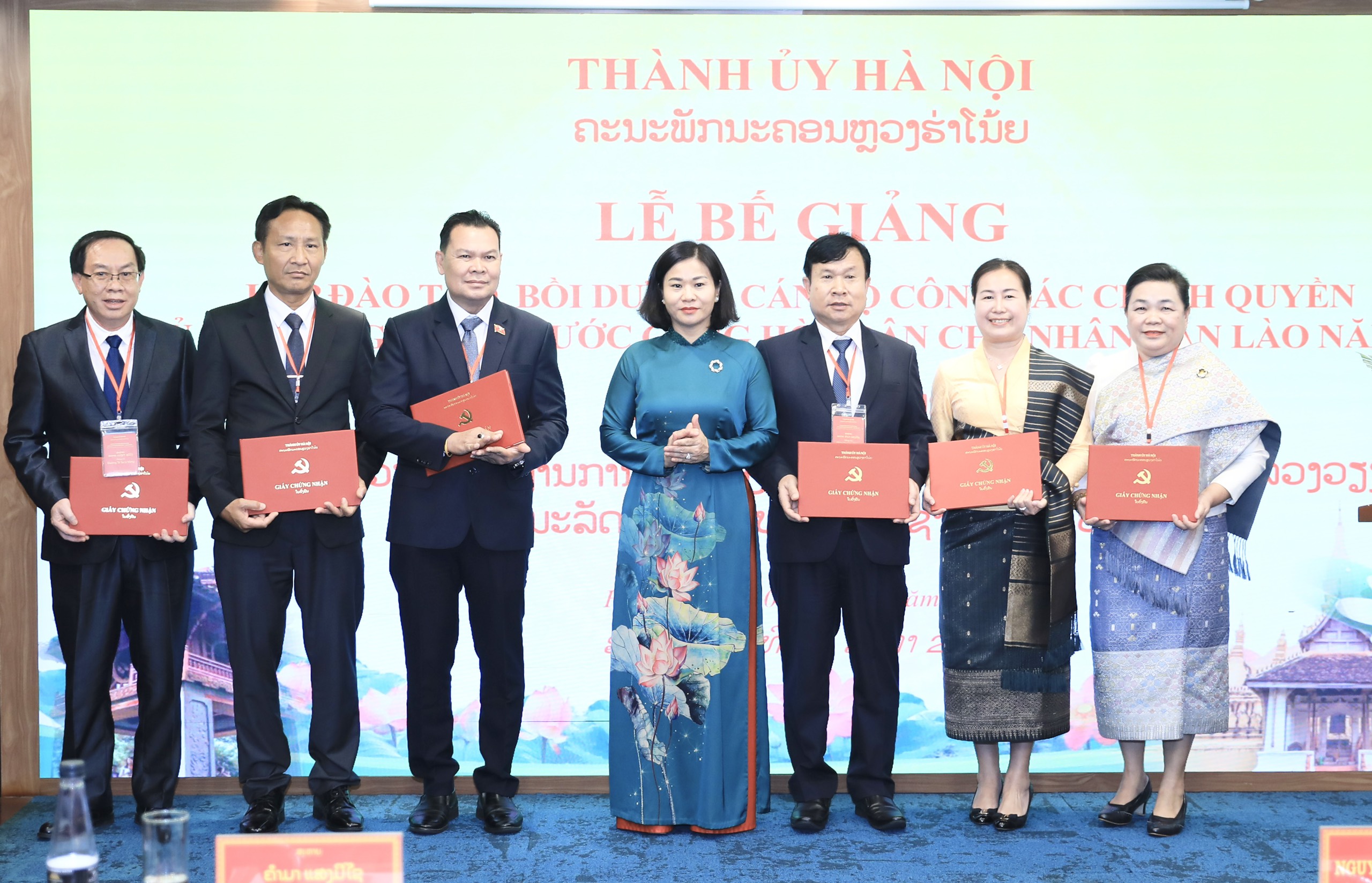 Phó Bí thư Thường trực Thành ủy dự lễ bế giảng lớp đào tạo cán bộ Thủ đô Viêng Chăn 