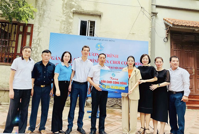 Hội LHPN quận Hà Đông bàn giao sân chơi cộng đồng mới, chào mừng kỷ niệm 70 năm Ngày Giải phóng Thủ đô