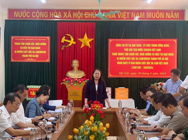 Phó Chủ tịch nước Võ Thị Ánh Xuân thăm và động viên nạn nhân chất độc da cam tại Hà Nội