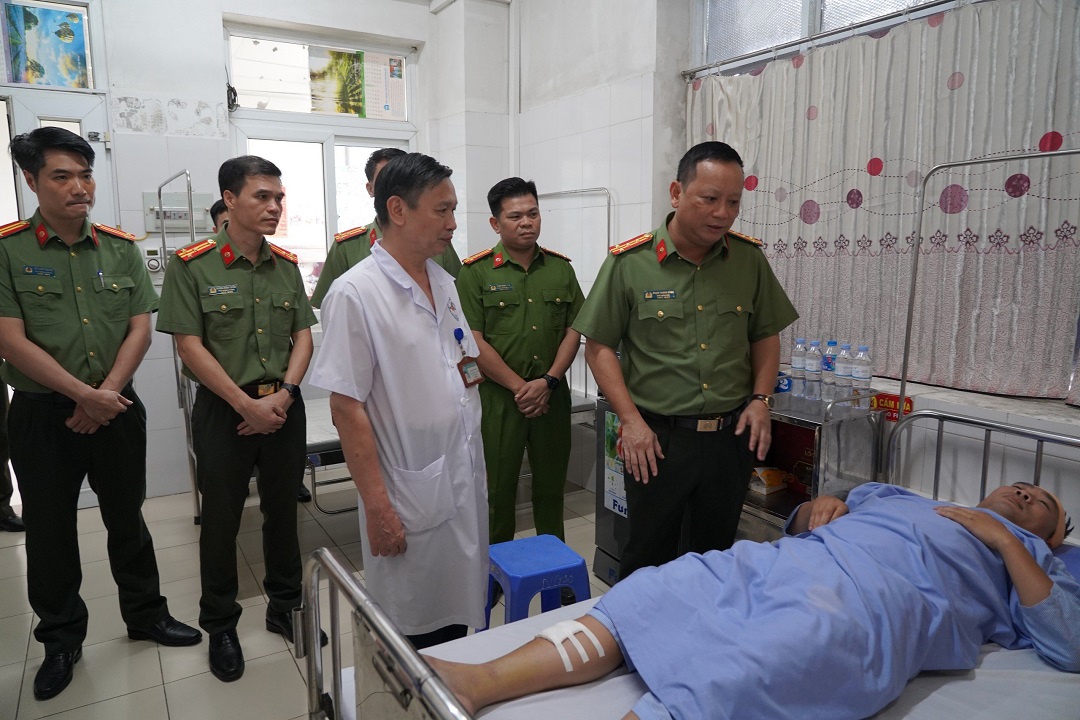 Phó Giám đốc Công an thành phố Hà Nội thăm hỏi, động viên Đại úy Nguyễn Đức Dân bị thương khi làm nhiệm vụ