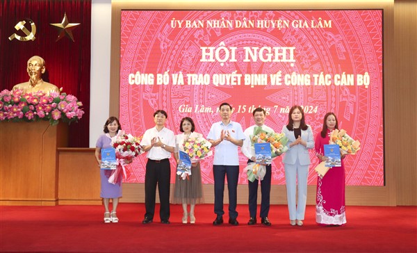 Huyện Gia Lâm: Công bố quyết định điều động, bổ nhiệm lãnh đạo các phòng ban