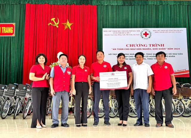 Hỗ trợ ngư dân nghèo: Trao tặng 413 triệu đồng trong chương trình "An toàn cho ngư dân nghèo, khó khăn"