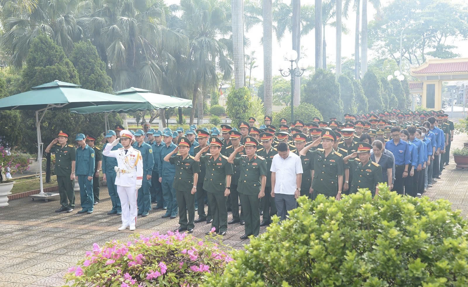 Nghiêng mình trước anh linh các liệt sĩ tại Nghĩa trang Liệt sĩ thành phố