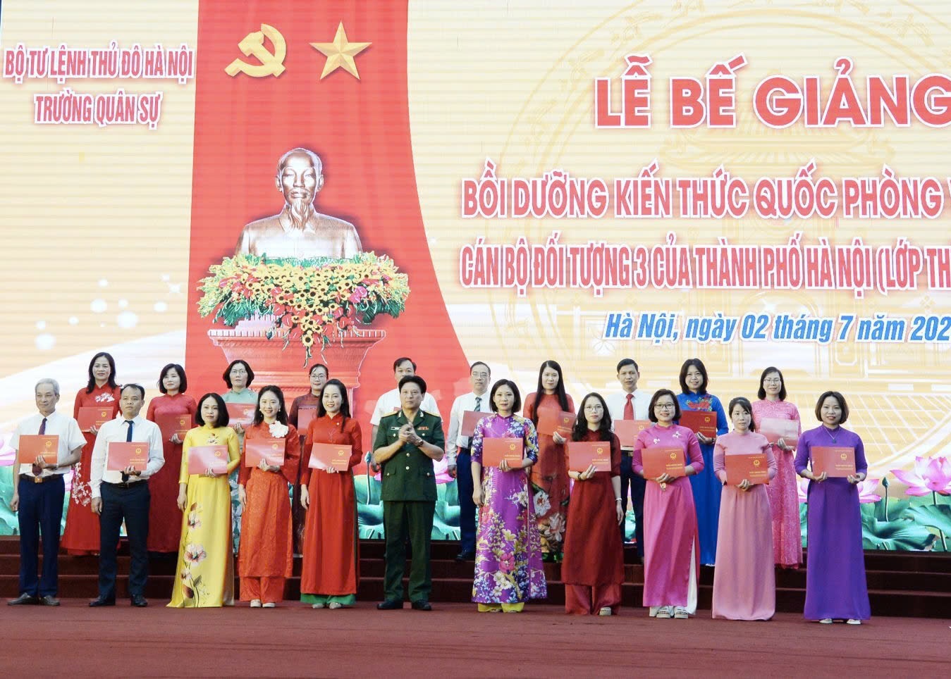Hà Nội: 128 cán bộ hoàn thành xuất sắc khóa bồi dưỡng kiến thức quốc phòng và an ninh