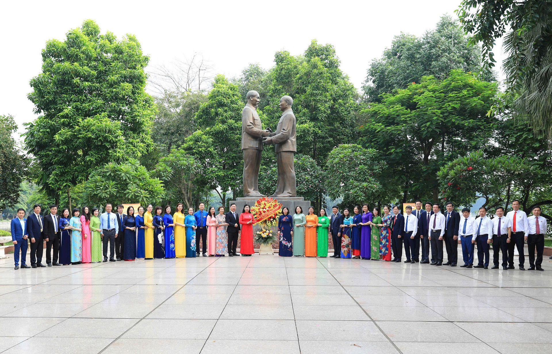 Mặt trận Tổ quốc thành phố dâng hoa tưởng niệm tại tượng đài Bác Hồ - Bác Tôn: Nguyện học tập và làm theo tấm gương sáng ngời