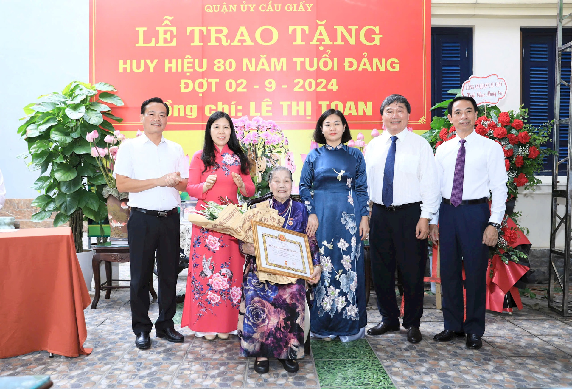 Phó Bí thư Thường trực Thành ủy Hà Nội trao Huy hiệu 80 năm tuổi đảng cho đảng viên Lê Thị Toan 
