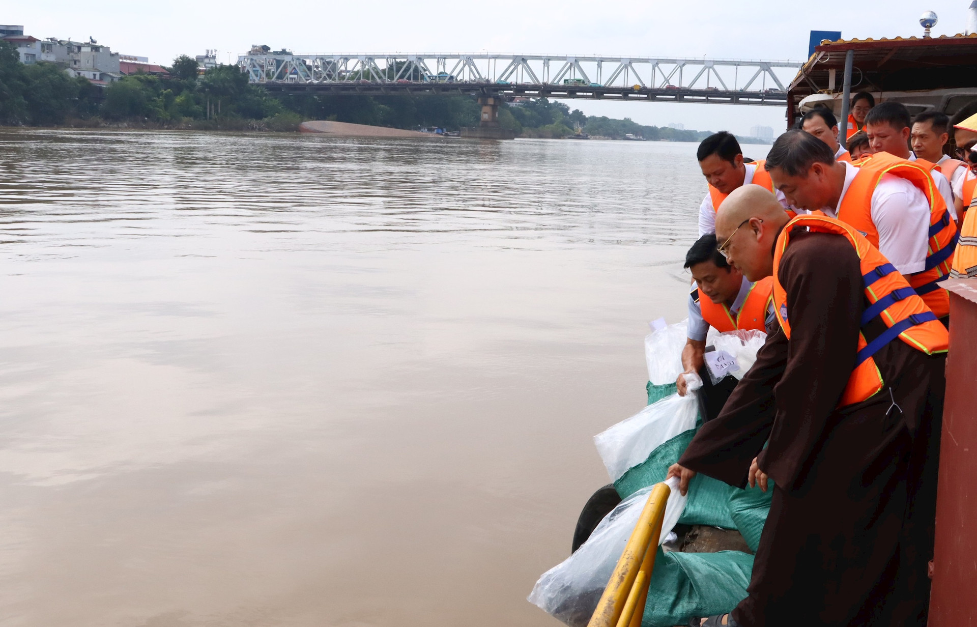 Thành phố Hà Nội: Đặt quyết tâm bảo vệ và phục hồi nguồn lợi thủy sản