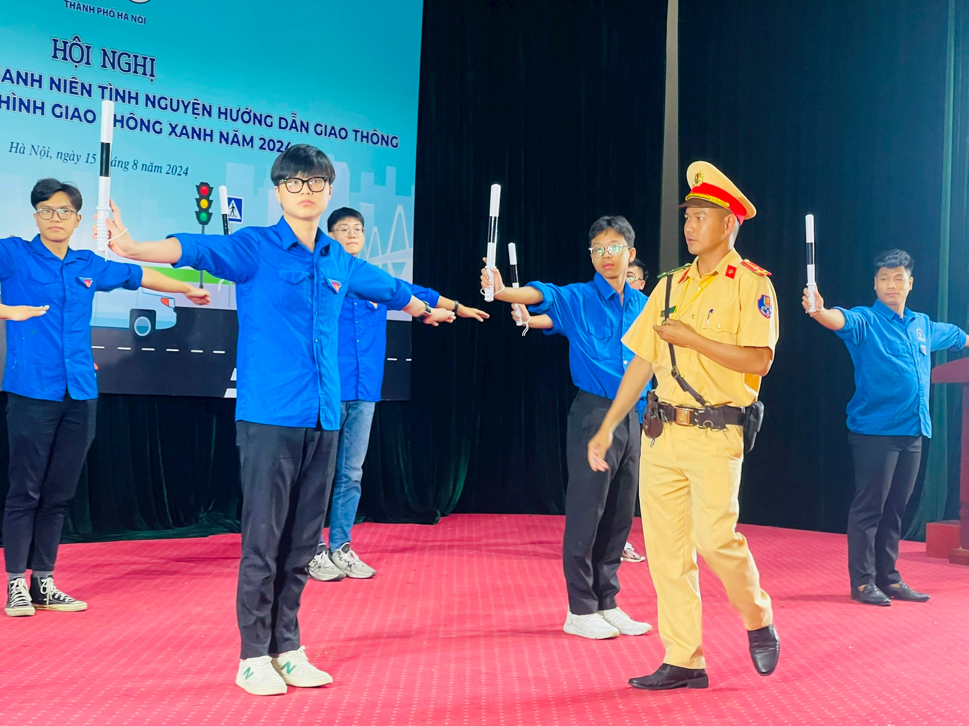 Thanh niên Thủ đô được trang bị kỹ năng để bảo đảm trật tự an toàn giao thông