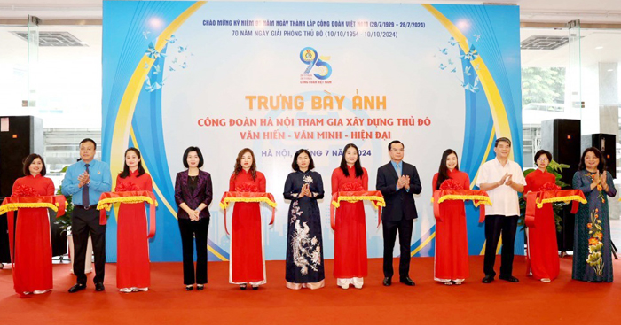 Trưng bày ảnh "Công đoàn Hà Nội tham gia xây dựng Thủ đô Văn hiến - Văn minh - Hiện đại"