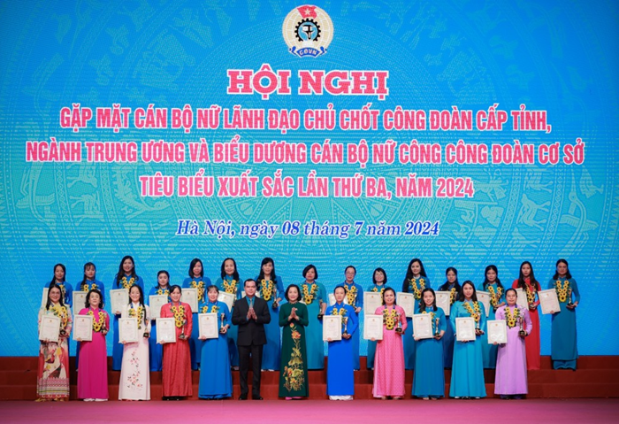 Hội nghị biểu dương nữ cán bộ công đoàn tiêu biểu: Khẳng định vai trò và cống hiến của phụ nữ trong giai đoạn mới