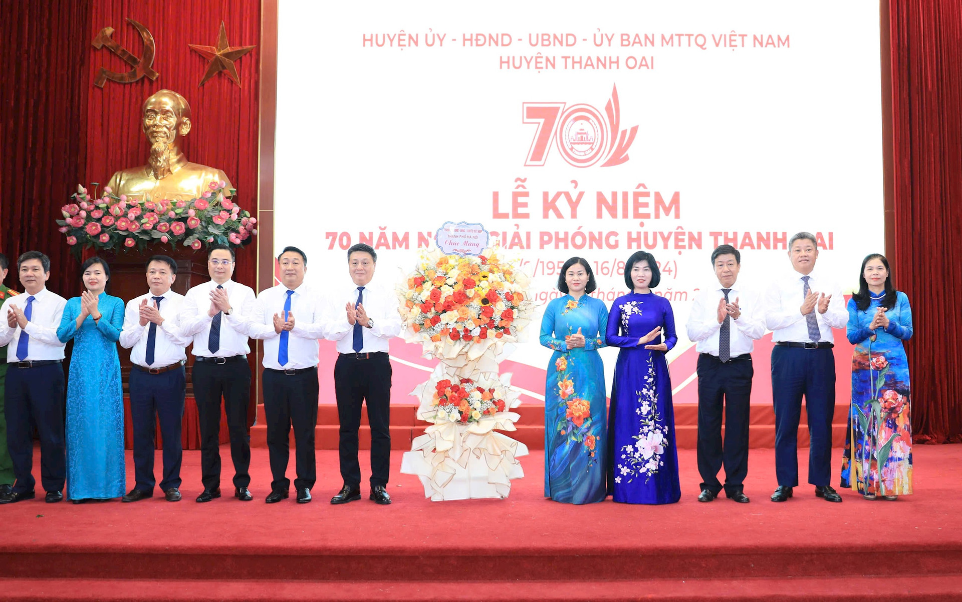 Phó Bí thư Thường trực Thành uỷ Nguyễn Thị Tuyến dự lễ kỷ niệm 70 năm Ngày Giải phóng huyện Thanh Oai