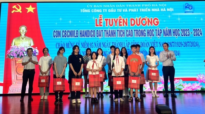 HANDICO tuyên dương học sinh giỏi năm học 2023-2024, chào mừng kỷ niệm 95 năm Ngày thành lập Công đoàn Việt Nam và 25 năm thành lập Tổng Công ty