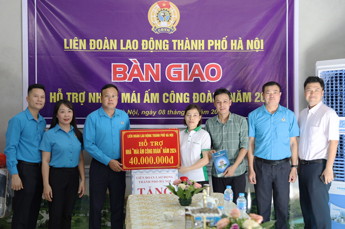 Gia đình đoàn viên khó khăn nhận hỗ trợ xây dựng "Mái ấm Công đoàn"