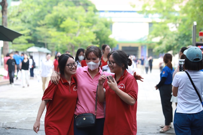 Thành phố Hà Nội: Thí sinh vượt mưa tự tin hoàn thành bài thi trong ngày đầu kỳ thi tốt nghiệp THPT 2024