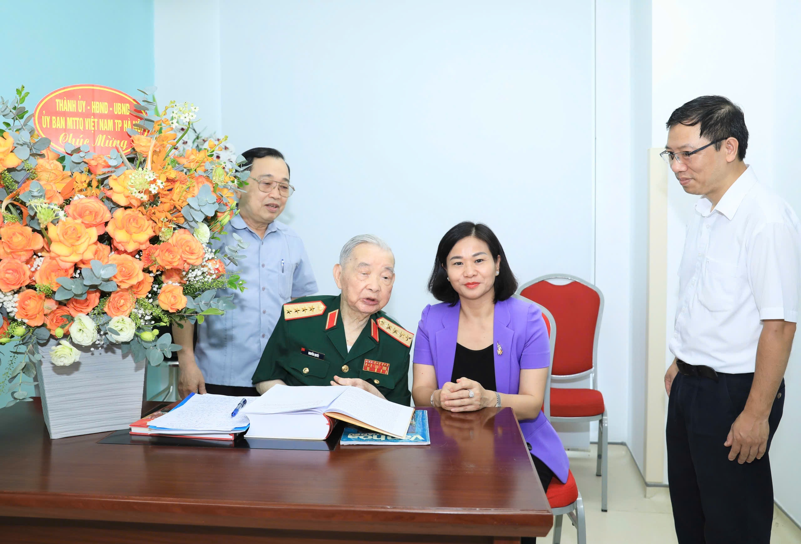  Phó Bí thư Thường trực Thành ủy Nguyễn Thị Tuyến thăm, tặng quà, tri ân các cán bộ lão thành cách mạng